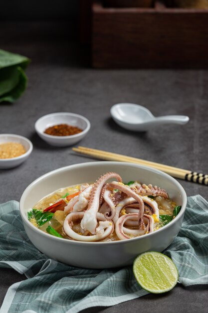 Fideos anchos en salsa de mariscos o Rad Na