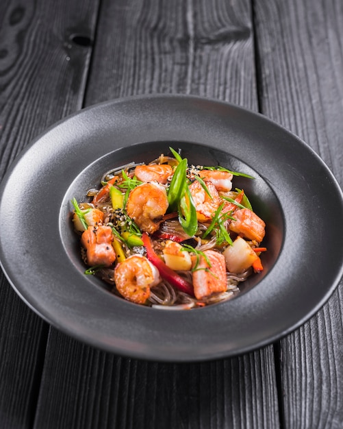 Fideos de arroz con gambas y verduras