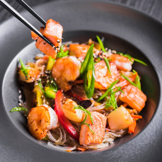 Fideos de arroz con gambas y verduras