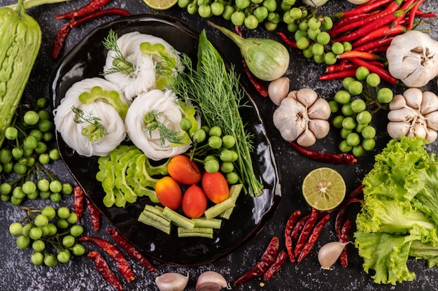 Foto gratuita fideos de arroz y guarniciones.