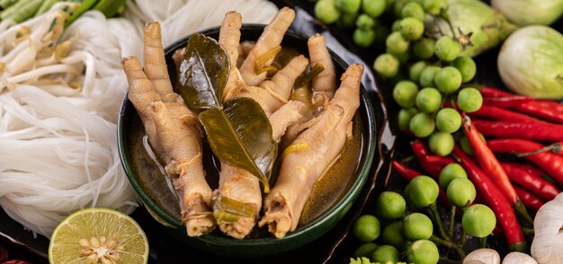 Fideos de arroz y patas de pollo líquidas.