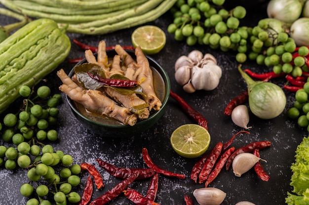 Fideos de arroz y patas de pollo líquidas.