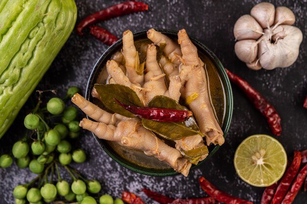 Fideos de arroz y patas de pollo líquidas.