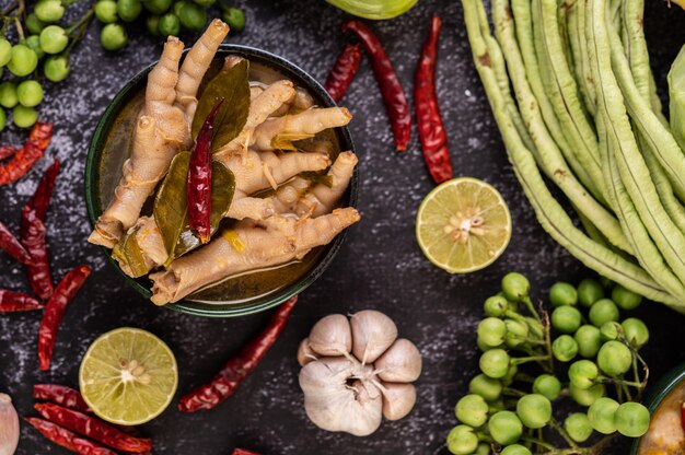 Fideos de arroz y patas de pollo líquidas.