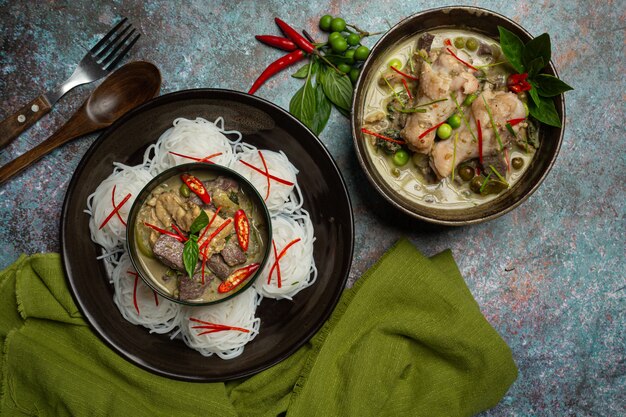 Fideos de arroz, pollo al curry verde, leche de coco comida tailandesa.