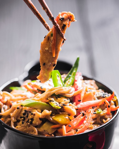 Fideos de arroz con pollo y verduras