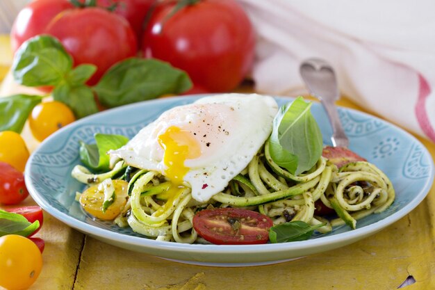 Fideos de calabacín con tomate y huevo