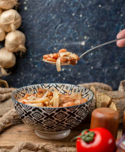 Fideos chinos con frijoles en el tazón.