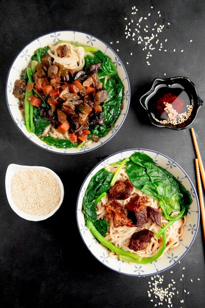 fideos de comida asiática nacional con carne y verduras