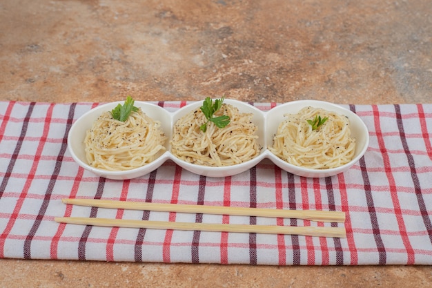 Foto gratuita fideos con especias y perejil sobre mantel. foto de alta calidad