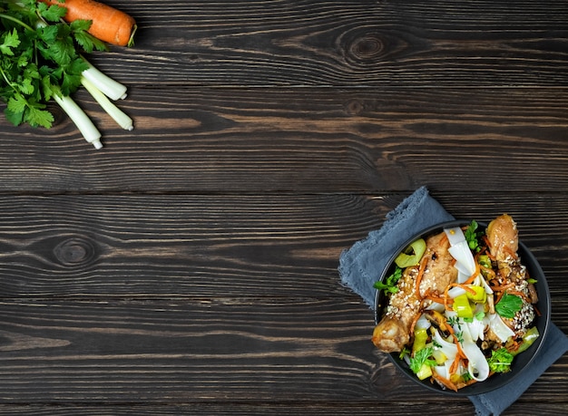 Fideos estilo asiático con verduras, pollo y salsa teriyaki