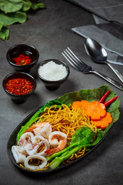 Fideos con fideos de mariscos, fideos crujientes, comida tailandesa