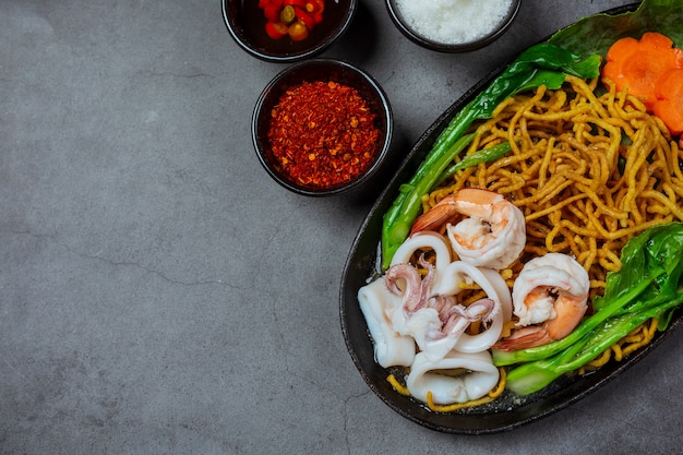 Fideos con fideos de mariscos, fideos crujientes, comida tailandesa