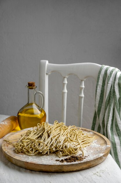 Fideos frescos de alto ángulo sobre tabla de madera