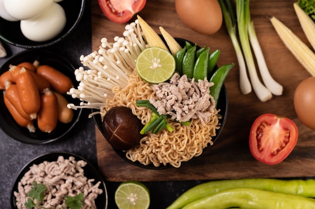 Fideos instantáneos con carne de cerdo picada, lima, cebolla, guisantes, champiñones dorados y maíz tierno