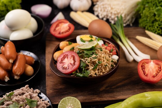 Fideos instantáneos con carne de cerdo picada, lima, cebolla, guisantes, champiñones dorados y maíz tierno