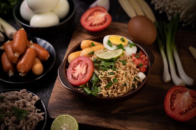 Fideos instantáneos con carne de cerdo picada, lima, cebolla, guisantes, champiñones dorados y maíz tierno