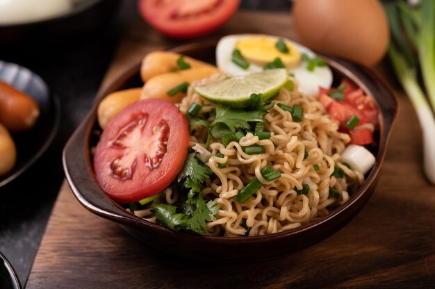 Fideos instantáneos con carne de cerdo picada, lima, cebolla, guisantes, champiñones dorados y maíz tierno