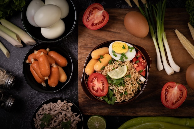 Fideos instantáneos con carne de cerdo picada, lima, cebolla, guisantes, champiñones dorados y maíz tierno