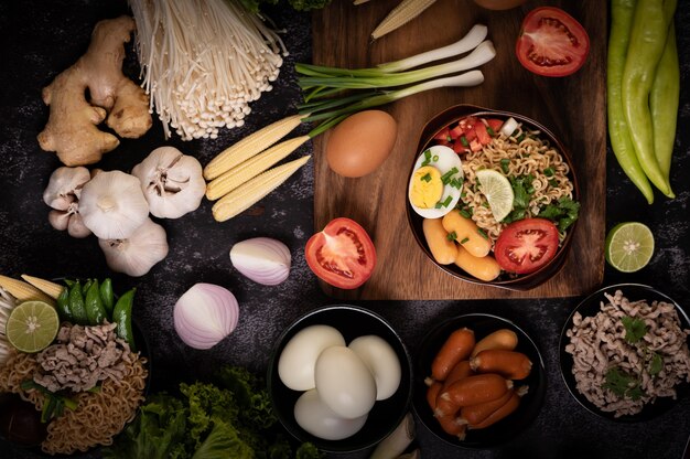 Fideos instantáneos con carne de cerdo picada, lima, cebolla, guisantes, champiñones dorados y maíz tierno