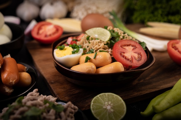 Fideos instantáneos con carne de cerdo picada, lima, cebolla, guisantes, champiñones dorados y maíz tierno