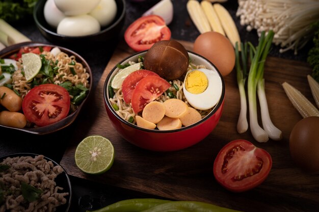 Fideos instantáneos con carne de cerdo picada, lima, cebolla, guisantes, champiñones dorados y maíz tierno