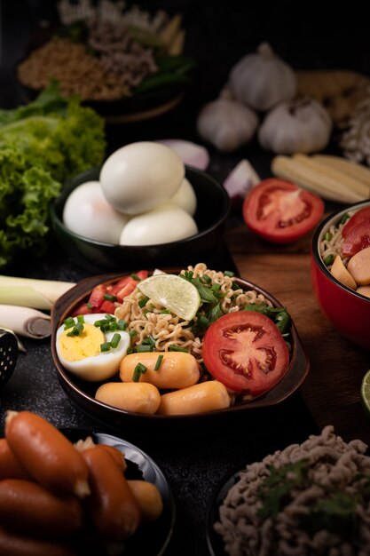 Fideos instantáneos con carne de cerdo picada, lima, cebolla, guisantes, champiñones dorados y maíz tierno