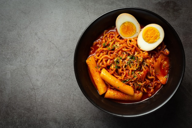 Fideos instantáneos coreanos y tteokbokki en salsa picante coreana, comida antigua