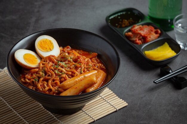 Fideos instantáneos coreanos y tteokbokki en salsa picante coreana, comida antigua