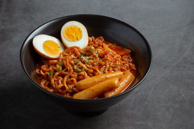 Fideos instantáneos coreanos y tteokbokki en salsa picante coreana, comida antigua