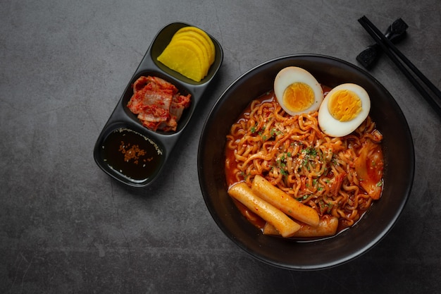 Fideos instantáneos coreanos y tteokbokki en salsa picante coreana, comida antigua