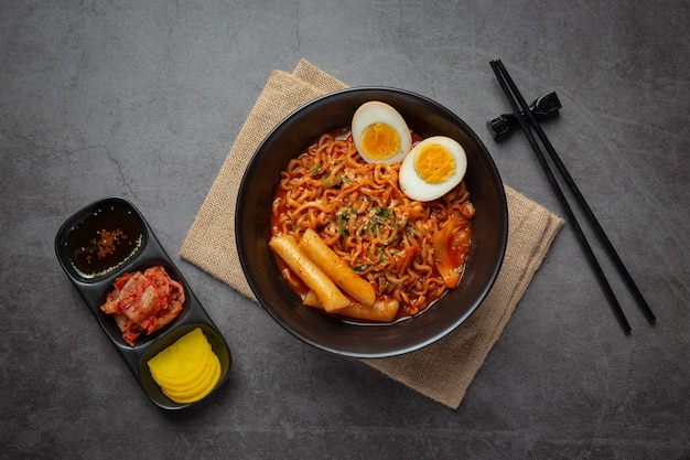 Fideos instantáneos coreanos y tteokbokki en salsa picante coreana, comida antigua