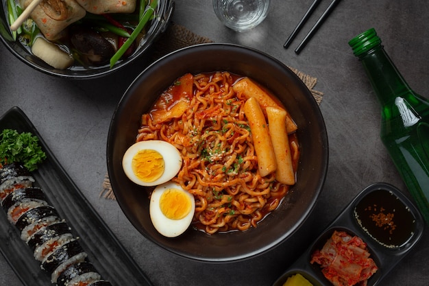 Fideos instantáneos coreanos y tteokbokki en salsa picante coreana, comida antigua