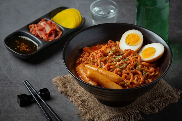 Fideos instantáneos coreanos y tteokbokki en salsa picante coreana, comida antigua