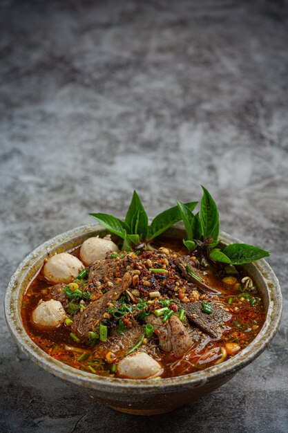 Fideos instantáneos picantes estilo tailandés llamado Tom yum.