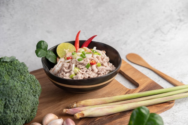 Fideos instantáneos salteados con camarones y carne de cerdo.