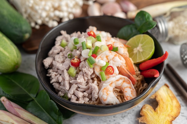 Fideos instantáneos salteados con camarones y carne de cerdo.