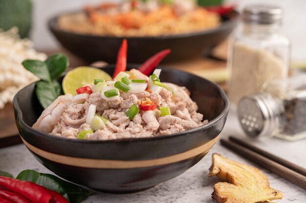 Fideos instantáneos salteados con camarones y carne de cerdo.