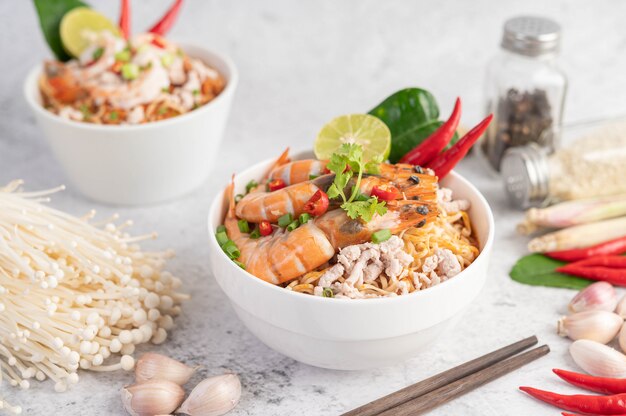 Fideos instantáneos salteados con camarones y carne de cerdo.