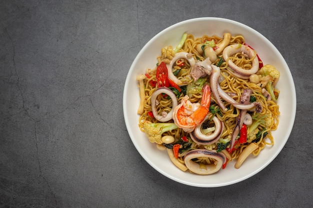 Fideos instantáneos salteados con mariscos y vegetales variados