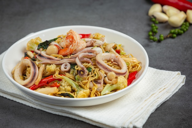 Fideos instantáneos salteados con mariscos y vegetales variados