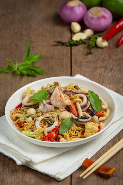 Fideos instantáneos salteados con mariscos y vegetales variados