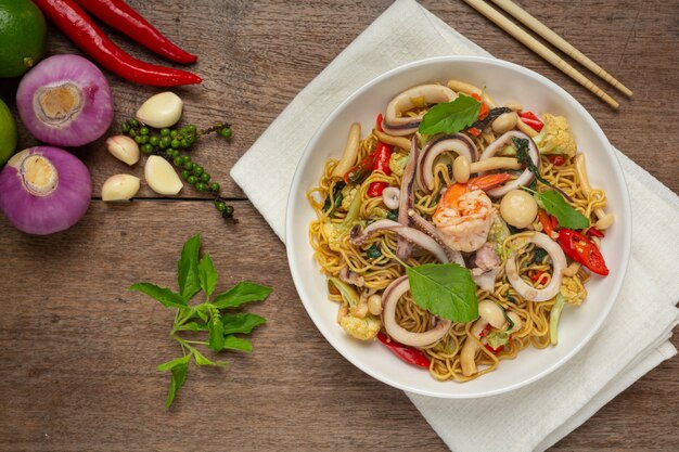 Fideos instantáneos salteados con mariscos y vegetales variados