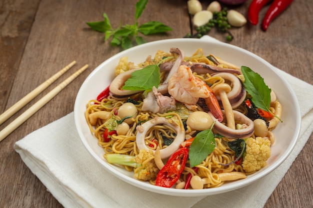 Fideos instantáneos salteados con mariscos y vegetales variados