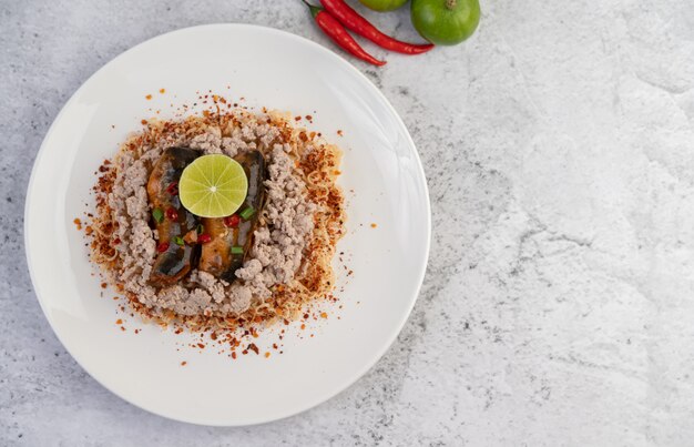 Fideos Mama cubiertos con carne picada de cerdo, pescado enlatado y limón.