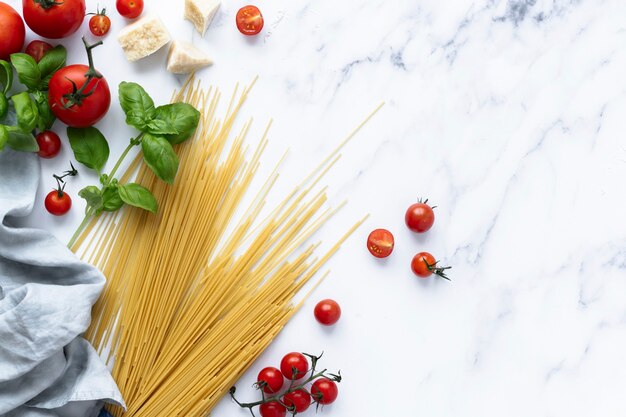 Fideos de pasta de espagueti con fondo de ingredientes frescos