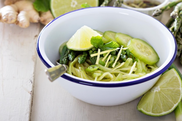 Fideos de pepino con espárragos y jengibre