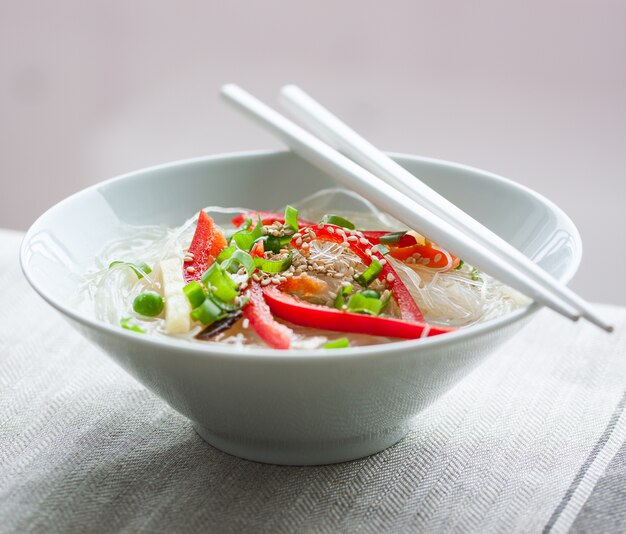 Fideos con pimientos rojos y sésamo