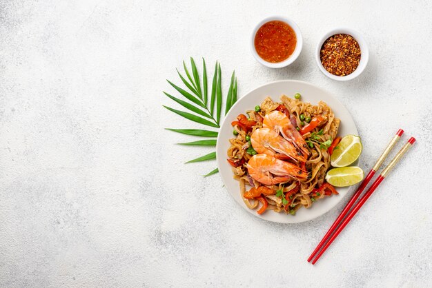 Fideos planos con verduras y camarones con espacio de copia