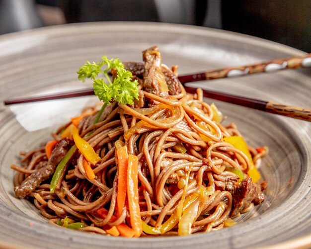 fideos preparados con carne, pimientos y salsa